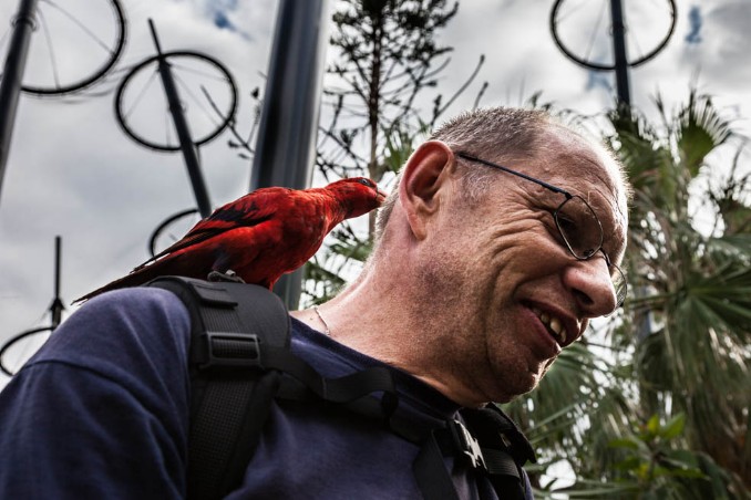 Manfred mit Papagei im Loro Parque