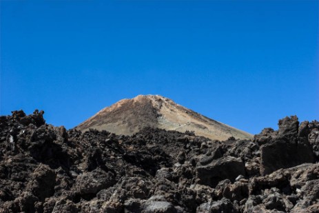 Lavafeld mit Blick auf Teide